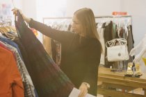 Comprador de moda examinando saia — Fotografia de Stock