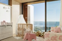 Luxus-Mädchenzimmer mit Meerblick — Stockfoto