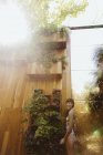 Улыбающаяся женщина в солнечном дворе — стоковое фото