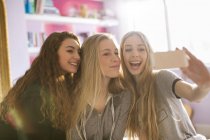 Adolescentes tomando selfie con el teléfono de la cámara - foto de stock