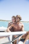 Пара сидить у човні на воді — стокове фото