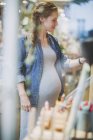 Schwangere kauft im Geschäft ein — Stockfoto