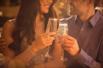 Couple affectueux griller des flûtes à champagne — Photo de stock