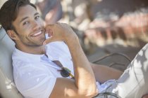 Lächelnder Mann entspannt sich im Freien — Stockfoto