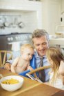 Papà che parla con i bambini a colazione — Foto stock
