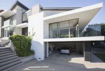 Casa moderna con coche aparcado - foto de stock
