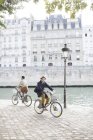Мужчины на велосипедах вдоль реки Озил, Париж, Франция — стоковое фото