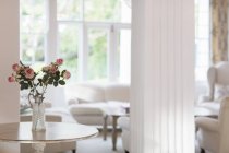 Mazzo di rose sul tavolo nel soggiorno di lusso — Foto stock