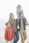 Familie spaziert gemeinsam am Winterstrand — Stockfoto