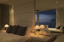 Illuminato casa moderna vetrina camera da letto — Foto stock