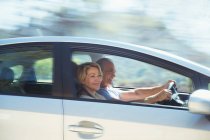 Felice coppia di anziani guida in auto — Foto stock