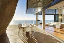 Terraço na casa moderna de luxo contra o mar — Fotografia de Stock