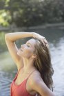 Frau entspannt am Teich — Stockfoto
