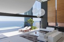 Soggiorno e patio della casa moderna con vista sull'oceano — Foto stock