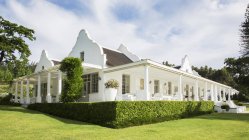 Luxus-Haus mit Veranda tagsüber — Stockfoto