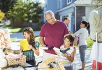 Grandfather and grandparents shopping at yard sale — Stock Photo