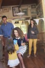Счастливая кавказская молодая девушка дарит матери подарок — стоковое фото