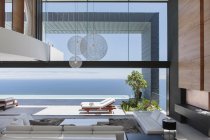 Современный интерьер дома с видом на океан — стоковое фото