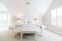 Weißes Luxusschlafzimmer tagsüber drinnen — Stockfoto