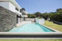 Сучасний будинок з басейном — стокове фото