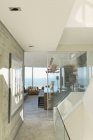 Vue sur l'océan au-delà du luxe intérieur de la maison moderne vitrine — Photo de stock