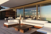 Divani e tavolo sul balcone moderno interno — Foto stock