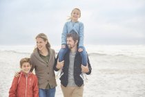 Família caminhando na praia de inverno juntos — Fotografia de Stock