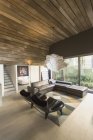 Lustre moderno pendurado em casa de luxo vitrine sala de estar com teto de prancha de madeira — Fotografia de Stock