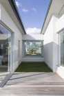 Sunny moderna casa de luxo vitrine exterior — Fotografia de Stock