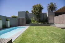 Moderna piscina sul giro in cortile durante il giorno — Foto stock