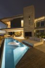 Освещение современный роскошный дом витрина внешний дворик с бассейном на коленях — стоковое фото