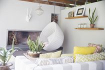 Canapé, chaise et cheminée dans le salon moderne — Photo de stock