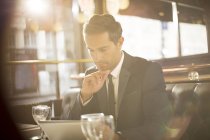 Бизнесмен, использующий цифровой планшет в ресторане — стоковое фото
