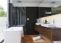 Bañera y lavabos en baño moderno - foto de stock