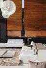 Canapés et table basse dans le salon moderne — Photo de stock