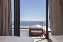 Мальовничий вид на сучасний балкон з видом на океан — стокове фото