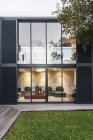 Maison moderne et luxueuse vitrine extérieure — Photo de stock