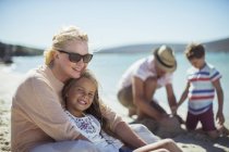 Nonna abbracciare nipote sulla spiaggia — Foto stock