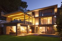Casa moderna iluminada por la noche - foto de stock