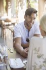 Casal conversando no restaurante — Fotografia de Stock