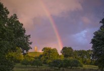 Tranquil rainbow over rural countryside park — Stock Photo
