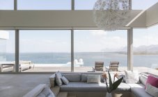 Современная роскошная гостиная с видом на океан — стоковое фото