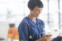 Жінка-лікар використовує планшетний ПК в лікарні — стокове фото
