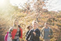 Familia energética corriendo en el parque de otoño — Stock Photo