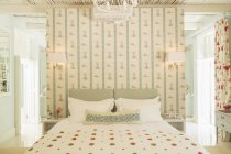 Розкішна спальня з шпалерами — стокове фото