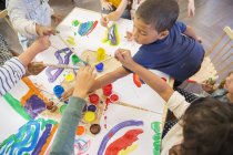 Детская живопись в помещении класса — стоковое фото
