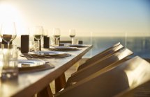 Tisch mit Tellern und Gläsern im modernen Luxus-Haus — Stockfoto