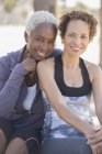 Portrait of smiling lesbian couple outdoors — Stock Photo