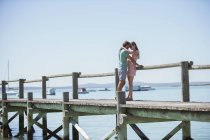 Paar umarmt sich auf Holzsteg — Stockfoto