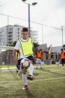 Entrenamiento de jugador de fútbol en el campo de la ciudad - foto de stock